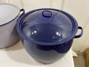 lot 75 image: Two Lane Granite Ware Kettles w Lids