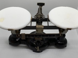 lot 90 image: Vintage Scale by Chicago Appratus Co