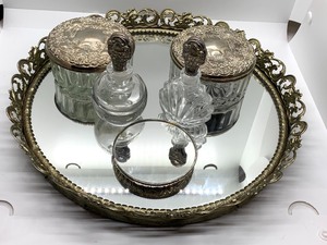 lot 86 image: Mirrored Round Vanity TrayDresser Tray with Vanity Set