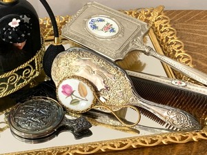 lot 93 image: Mirrored VanityDresser Tray and Vintage Vanity Set