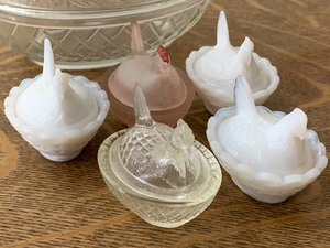 lot 99 image: Covered ChickenHen Glass Dishes