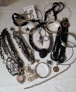 lot 48 image: Collection of Dramatic Necklaces, Earrings and Bracelets  19 Pieces