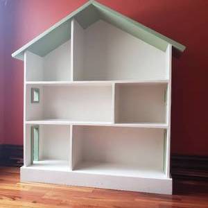 lot 22 image: Charming Dollhouse Bookshelf
