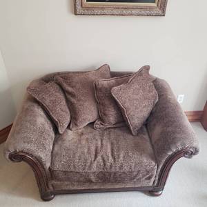 lot 19 image: Contemporary Bernhardt Rolled Arm Club Chair
