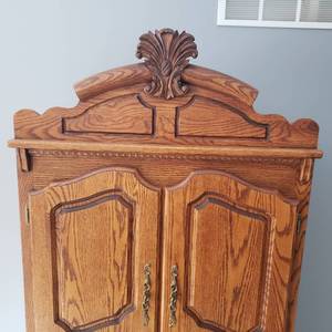 lot 8 image: John David Furniture Company Wardrobe Linen Press