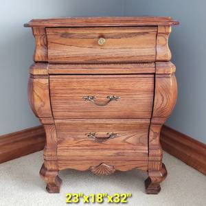 lot 9 image: Bombay 3 Drawer Oak Nightstand