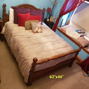 lot 15 image: Oak Cannon Ball Full Bedframe