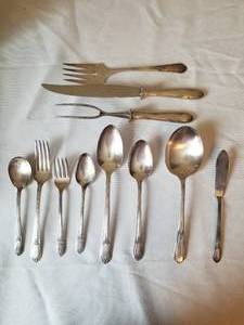 lot 92 image: Vintage Rogers & Bro. Silverplate Flatware Set