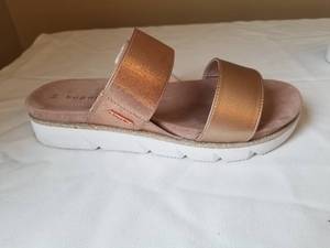 lot 75 image: Womens Casual Shoes- Size 8.5