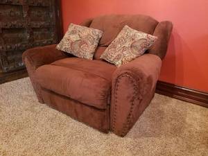 lot 36 image: Luxurious Oversized Recliner by Lane