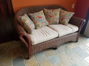 lot 32 image: Fantastic Wicker Love Seat