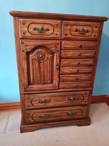 lot 39 image: Master Chest 7 Drawer Dresser