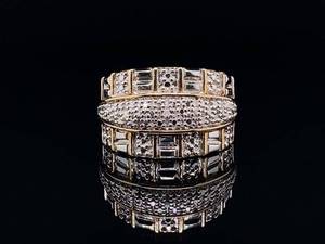 lot 93 image: Exquisite Diamond Estate Ring
