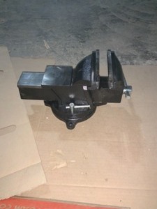 BESSEY 6 IN. HEAVY-DUTY BENCH VISE WITH SWIVEL BASE & WESTWARD BENCH VISE ALSO SEE PICS