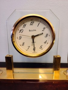 lot 27 image: Bulova Desk Clock