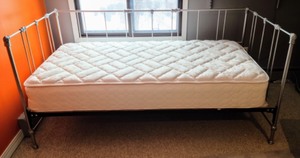lot 39 image: Beautiful Day Bed