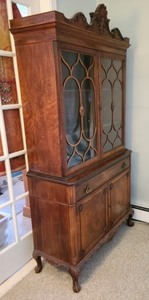 lot 53 image: Beautiful Glass Front Display Hutch