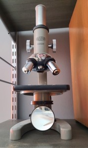 lot 98 image: Vintage OlympusElgeet Microscope