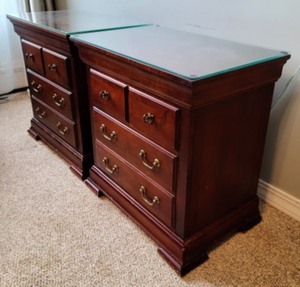 lot 100 image: Pair of Nightstands