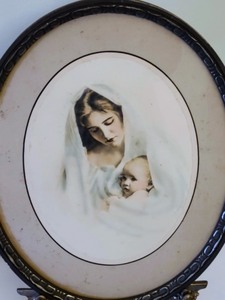 lot 127 image: Vintage Photograph and Ornate Frame Stand