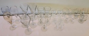 lot 165 image: Variety of Glassware