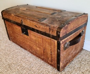 lot 164 image: Vintage Wooden Trunk