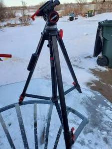 lot 17 image: Vanguard Telescoping Tri-Pod