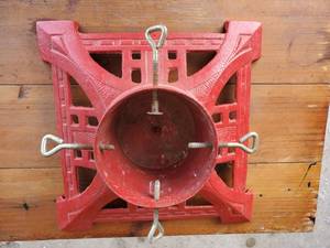 lot 81 image: Vintage (Solid Metal) Tree Stand
