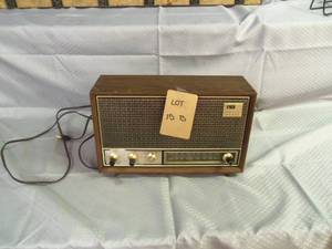 Antique Old Radio WORKS...