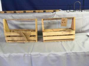2 Vintage wooden baskets can carry ...