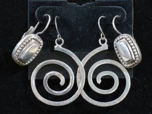 lot 86 image: 2 Pair of Vintage Sterling Silver Dangle Earrings
