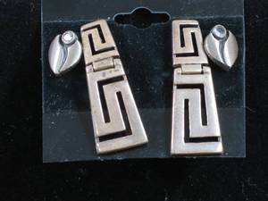 lot 78 image: 2 Pair of Sterling Silver Earrings