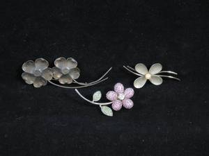 lot 100 image: 3 Sterling Silver Flower Pins