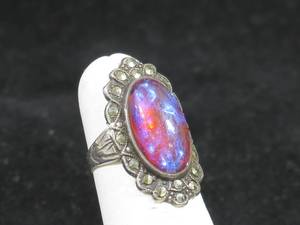 lot 8 image: Vintage Ladies Silver Tone Ring with Iridescent Stone