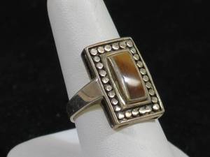 lot 9 image: Vintage Sterling Silver Ladies Ring - Tigers Eye Insert