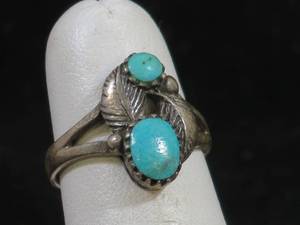 lot 5 image: Native American Sterling Silver and Turquoise Ladies Ring