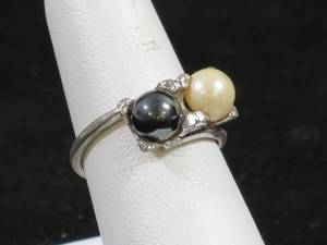 lot 16 image: Ladies Sterling Silver Pearl Ring