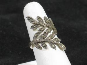 lot 17 image: Ladies Sterling Silver Fashion Ring