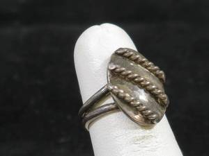 lot 20 image: Vintage Handmade Ladies Ring