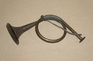 lot 10 image: Antique Looking Infantry Bugle