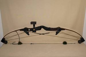 lot 23 image: Vintage Bear Archery Whitetail Hunter Compound Bow