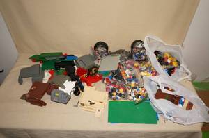 lot 68 image: Bulk LEGOs and Brick Toys - Minifigs