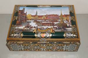 lot 131 image: Schmidt Beer Tin with Christmas Ornaments