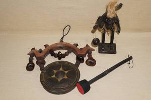 lot 136 image: Gong with Statue
