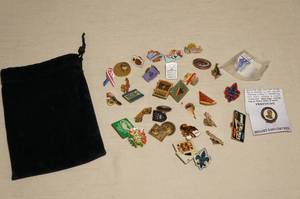 lot 148 image: Collectible Pins - Bowling, Richard Nixon, Souvenir