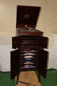 lot 187 image: Antique Victrola Record Cabinet