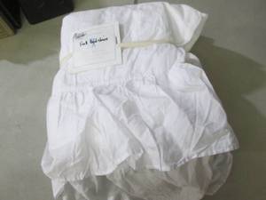 lot 23 image: Ruffled Full Bed Skirt Pottery Barn...