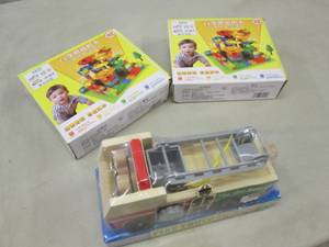 lot 42 image: Melissa & Doug Fire Truck, 2 Buildi...