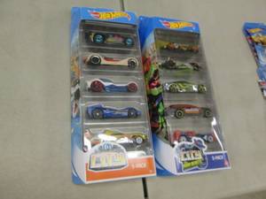lot 60 image: 10 Hot Wheels...
