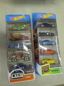 lot 68 image: 10 Hot Wheels...